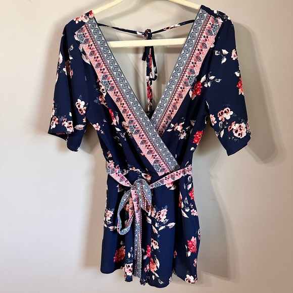 NWT Miami Francesca's Blue Floral V Neck Open Back Short Sleeve Romper Medium - Picture 1 of 10